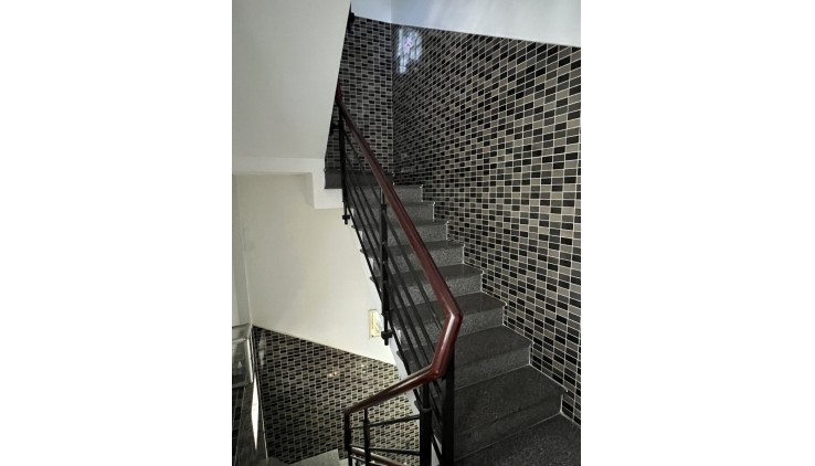6.3 tỷ- 96m2- Rộng 8m- 4 tầng kiên cố- Hẻm ô tô- Nguyễn Duy Trinh-Quận 2.